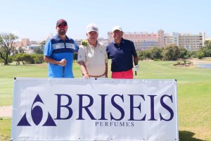 Los ganadores posan con la pancarta de Briseis.