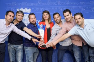 Ángeles Martínez con el equipo organizador.