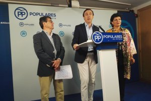 Juan José Matarí, Rafael Hernando y Carmen Navarro.