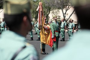 El general besa la bandera de España
