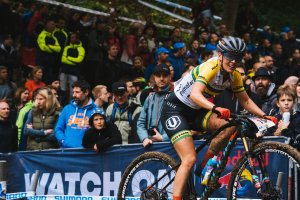 Equipo de Primaflor-Mondraker en acción.