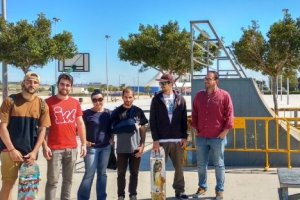 Miembros de IU y del club de skateboard de El Ejido.