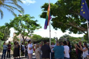 Izado de la bandera arcoiris en el campus de la UAL.