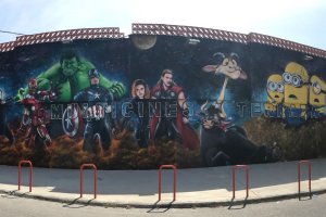 Nuevo mural que adorna el exterior de los cines de verano de Aguadulce.