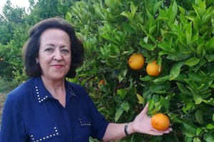 Antonia ruiz, presidenta de Ecocampo, en su huerto de naranjos ecológicos en El Saltador.