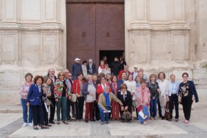 Fotografía de familia con parte de los asistentes en la iglesia de Nuestra Señora de la Encarnación.