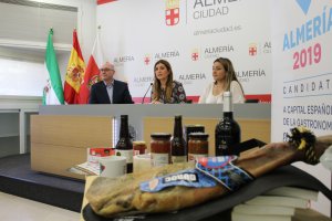 Los productos que se sortearán estuvieron presentes en la rueda de prensa.