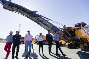 Presentación de la maquinaria junto al auditorio