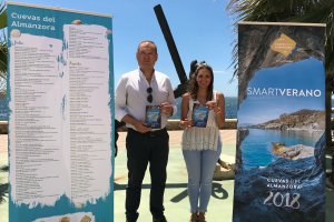 El alcalde y la concejala de Juventud en la presentación de la agenda \'Smartverano\'.