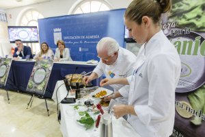 El chef Antonio Gázquez prepara platos con los restos de una olla de trigo, durante la presentación de la campaña.