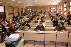 Alumnos realizando exámenes en la Universidad de Almería.