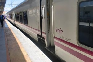 Talgo que une Almería y Madrid.