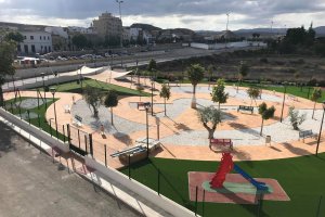 Aspecto del parque infantil ‘Payaso Fofó’ tras los últimos trabajos. A la derecha, la estructura del ascensor público en una fotografía de ayer.