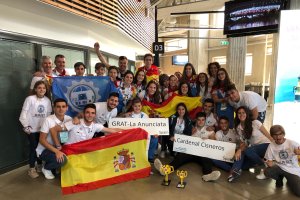 El equipo de robótica del IES Cardenal Cisneros celebrando el galardón en Estonia.