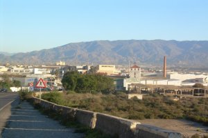 Cuesta de Los Callejones y al fondo la finca donde se promueve el centro comercial.