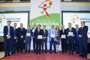 Imagen de los premiados y los organizadores: La Voz, Cadena SER y A2000