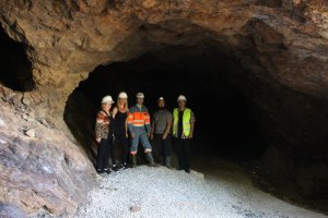 Los geólogos con el concejal de Turismo y representantes de ‘Bédar Sostenible’ en el interior de la mina.