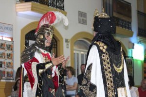 Moros y Cristianos en un apartida gigante de ajedrez en Vera.