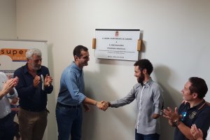 El alcalde da la mano a Jairo tras descubrir la placa.