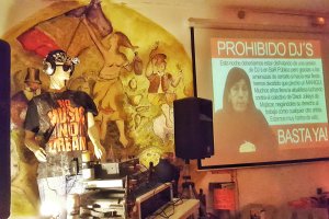 Maniquí como DJ en protesta por la prohibición para que actuasen tres DJs en un bar.