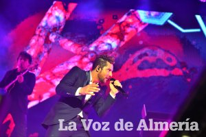 El cantante Almeriense llenó la Plaza de Toros de Roquetas anoche.