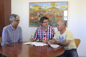 Manuel Cortés durante la firma del convenio con Promar en el Ayuntamiento.