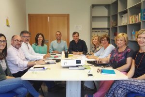 Celebración de la Comisión de Servicios con representantes de las administraciones.