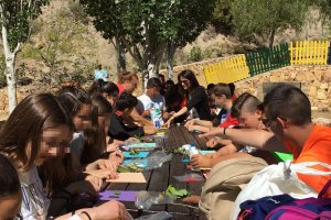Alumnos del CEIP Antonia Santaolalla durante el taller de reciclaje.