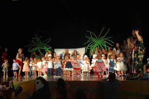 Los 48 alumnos y alumnas de la Escuela Municipal infantil Viator recibieron su banda.