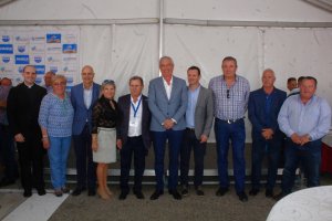 Gerónimo Parra y su esposa junto a las distintas autoridades que asistieron a la inauguración.