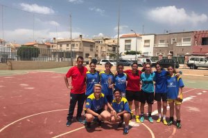 Chicos y chicas participaron en el torneo benéfico.