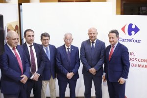 Diversos cargos de Carrefour acompañados por el alcalde de Roquetas, Gabriel Amat, y el diputado provincial Juan José Matarí.