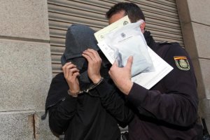 Un policía nacional traslada a uno de los jugadores detenidos en febrero, en la ‘operación Pizarro’.