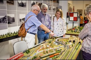 Los visitantes asistieron a las explicaciones de los socios sobre detalles de las maquetas (Foto: A. de la Paz)