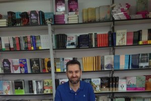 Alejandro Melero en uno de los  expositores de la Feria del Libro de Madrid.