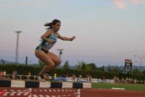 Alba saltando la valla camino de la meta.