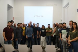 Foto de familia de los asistentes al encuentro de UXAlmería, el pasado lunes.