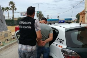 Detención del presunto autor de las estafas en un locutorio de Vera.