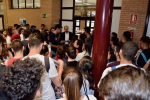 Decenas de estudiantes esperando a entrar al aula donde han hecho los primeros exámenes de Selectividad.