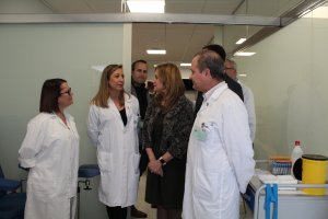 La exgerente Eva Jiménez (segunda por la izquierda) en el Hospital La Inmaculada.