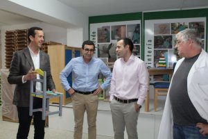 Donación en presencia del delegado de Salud y el alcalde.