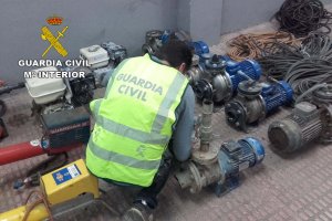 Agente de la Guardia Civil con algunos de los objetos sustraídos.