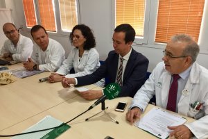 El gerente de Torrecárdenas, el delegado de Salud y los responsables de la Unidad de Cirugía Oral y Maxilofacial.