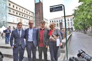 José Guirao (segundo por la izquierda), con Michaux Miranda, Jorge García Castaño y Manuel Carmena, en la plaza Juan Goytisolo.