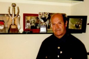 José Antonio Segura junto a sus trofeos.