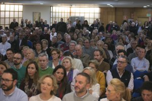 Asistentes a una asamblea del PSOE local.