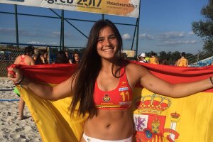 Gemma Sánchez con la bandera de España.