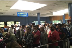 Pasajero de la Operación Paso del Estrecho, hoy en el Puerto de Almería.