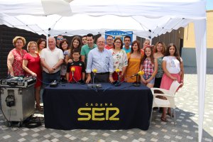Alcalde, concejales, colectivos y vecinos participantes en el programa especial de la SER.