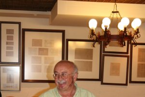 Paco Llorente vivió unos años en Barcelona y regresó a su pueblo natal para hacerse funcionario municipal.